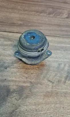 Volkswagen PASSAT B4 Engine mount bracket