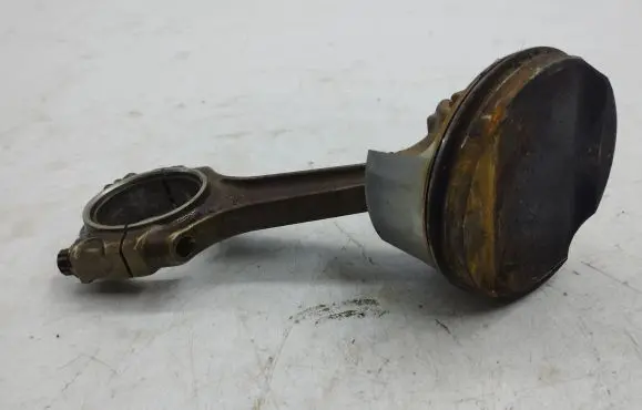 Maserati Quattroporte Piston with connecting rod