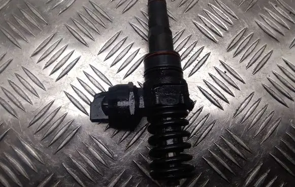 Volkswagen PASSAT B5.5 Fuel injector 0414720037