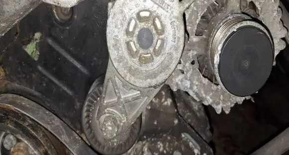 Volkswagen Touran I Generator/alternator belt tensioner 950445
