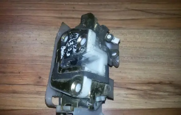 Mazda 323 Front door lock
