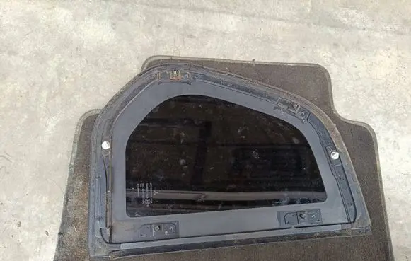 Mitsubishi L200 Rear side window