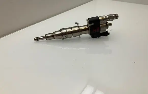 BMW 5 E60 E61 Fuel injector 7585261 10181010 PA66GF359