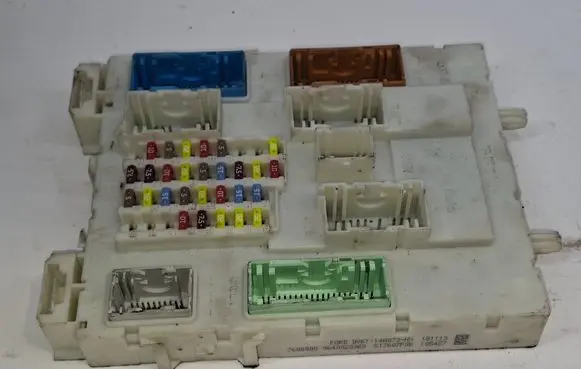 Ford Focus Fuse module DV6T14A073HH 9640023369 517607F08