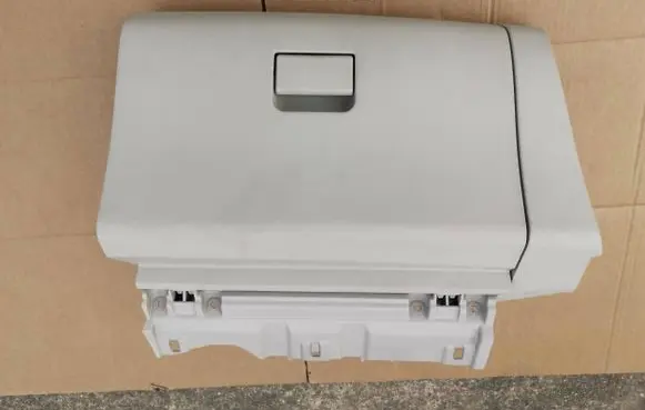 Nissan Leaf I (ZE0) Glove box