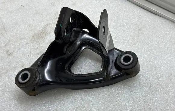 Tesla Model Y Engine mounting bracket 111023300C 111023400B CFQ22216030063