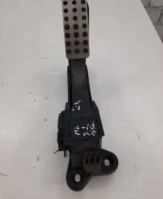 Mercedes-Benz ML W164 Accelerator throttle pedal A1643000104