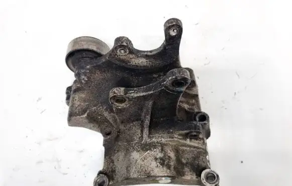 Hyundai Trajet Engine mounting bracket