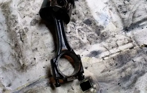 Volkswagen Touran I Piston with connecting rod