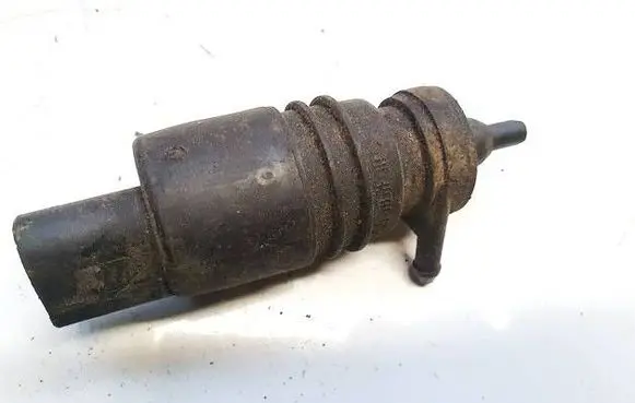 Volkswagen PASSAT B5 Windscreen/windshield washer pump