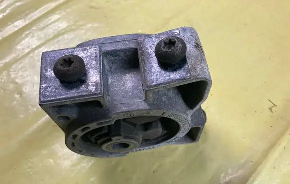 Mercedes-Benz B W245 Engine mount bracket A1692401018