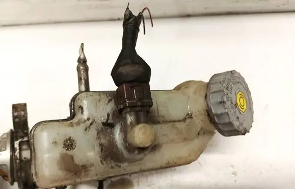 Brake fluid reservoir