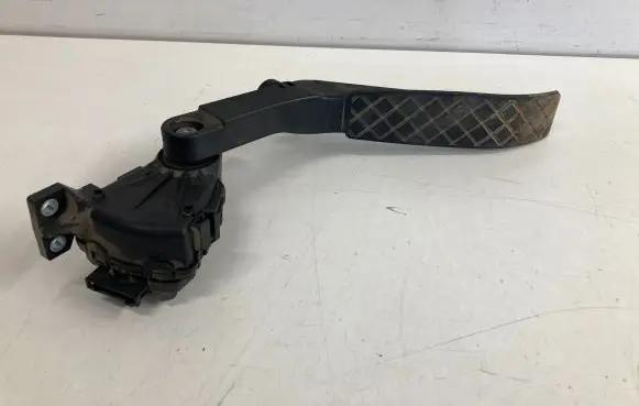 Volkswagen Touareg I Accelerator throttle pedal 7L0723507B