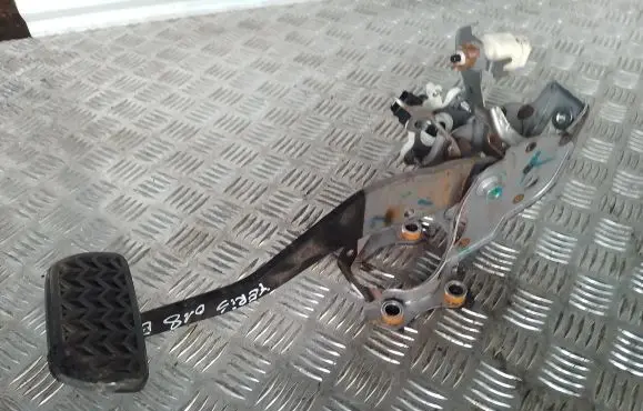Toyota Yaris Clutch pedal 33630 89510
