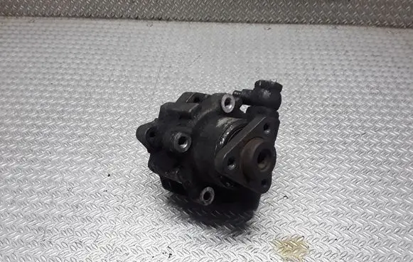 Volkswagen PASSAT B5.5 Power steering pump 8D0145156K