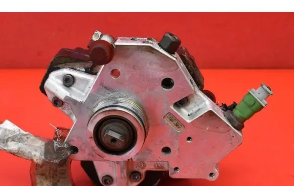Volvo S80 Fuel injection high pressure pump 30756125