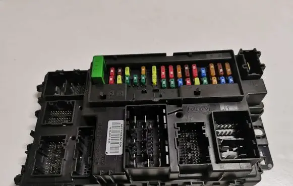 Ford Fusion II Fuse module FU5T15604