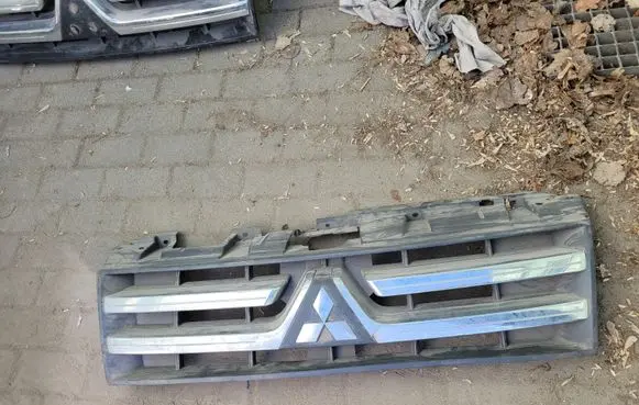 Mitsubishi Pajero Front bumper upper radiator grill 7450A150