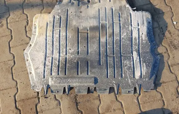Volkswagen Jetta VI Engine splash shield/under tray 5C0825237B