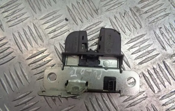 Volkswagen Polo IV 9N3 Tailgate exterior lock 
