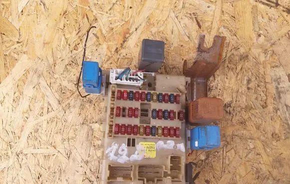 Nissan Primera Fuse box set 24350 AV700 042602