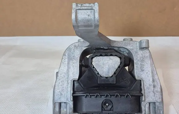 Engine mount bracket