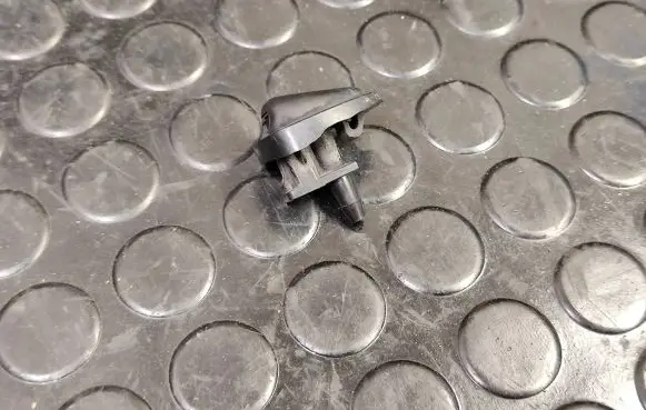 Windshield washer spray nozzle