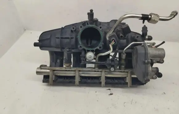 Volkswagen Golf V Intake manifold 06F133201N