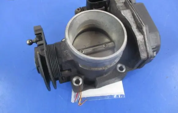 Volkswagen PASSAT B5 Throttle body valve 058133063M