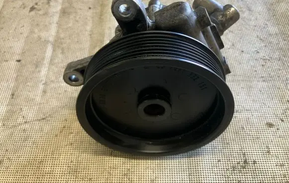 Mercedes-Benz E W211 Power steering pump A0054660201