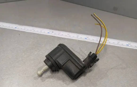 Opel Vectra B Headlight level adjustment motor 90504207