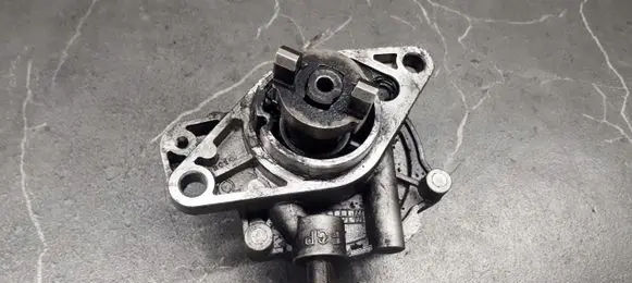 Opel Corsa C Vacuum pump 73501167