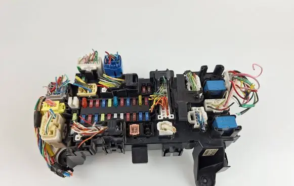 Suzuki Grand Vitara II Fuse box set 04675K07 11038I06