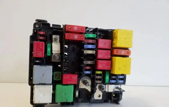 Opel Grandland X Fuse module 9804846880
