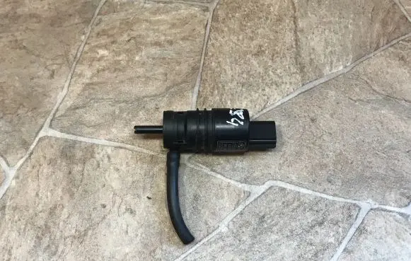 BMW X1 E84 Windscreen/windshield washer pump 7302589