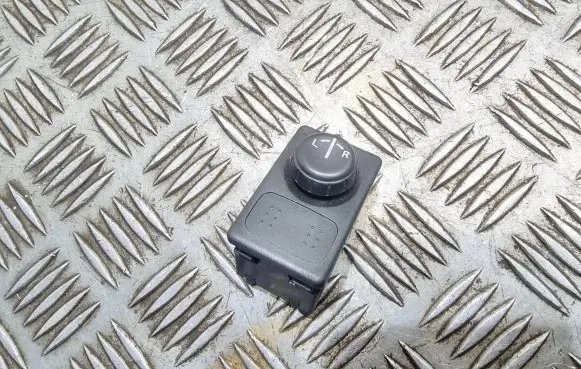 Nissan Almera Tino Wing mirror switch