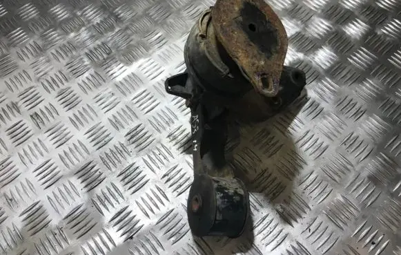 Volvo S40, V40 Engine mount bracket