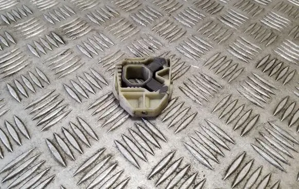Audi TT TTS Mk2 Radiator mount bracket 1K0121367G 1Z0121367B