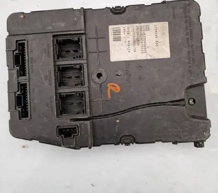 Renault Megane II Fuse module 8200606825 26062006 8200615725