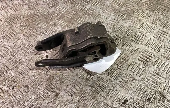 Volvo XC60 Engine mount bracket 30671219 30748173