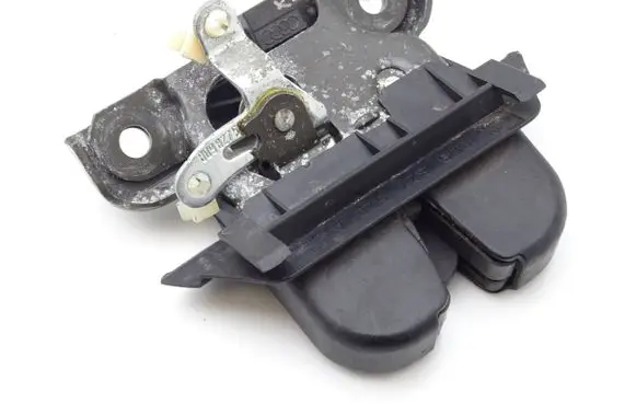 Audi A4 S4 B5 8D Tailgate/trunk/boot lock/catch/latch 8D9827520A