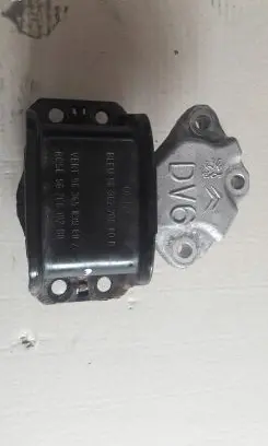 Citroen Berlingo Engine mounting bracket