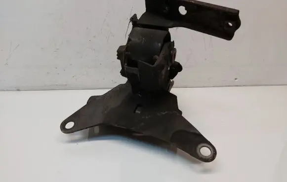Toyota Yaris Engine mount bracket