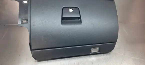 Volvo V50 Glove box