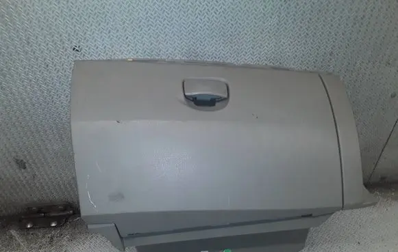 Renault Clio III Glove box