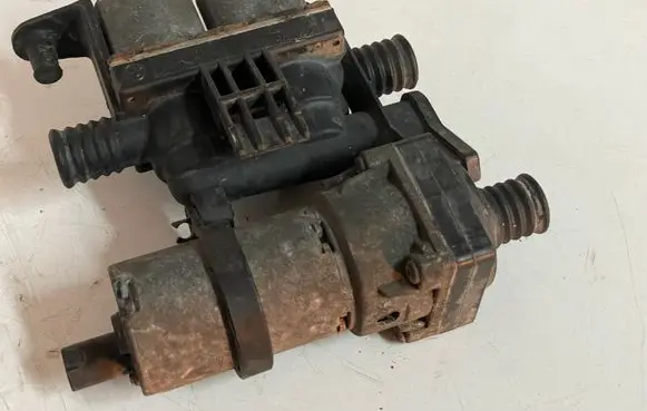 BMW 5 E39 Coolant heater control valve 8374994