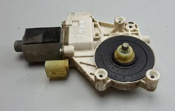 Mercedes-Benz Sprinter W906 Front door window regulator motor A0068205542 08H0 995184103