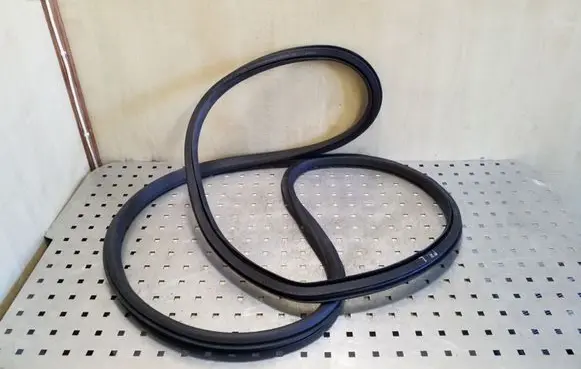 Opel Astra J Front door rubber seal 13259929