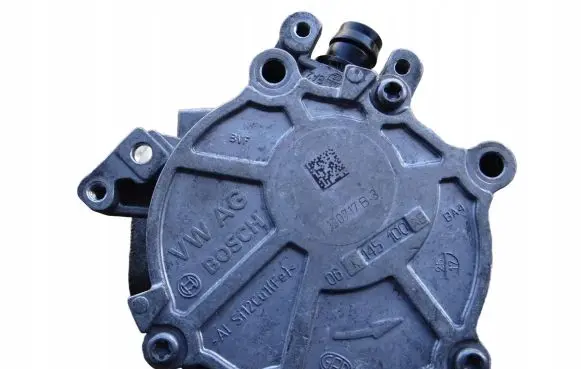 Volkswagen PASSAT B8 Vacuum pump 06K145100AE