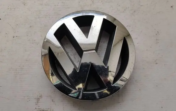 Volkswagen II LT Front bumper upper radiator grill 2D0853600
